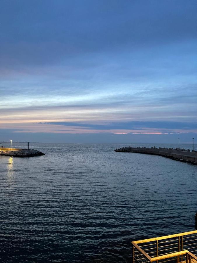 La Finestra Sul Mare Apartment โจวีนัซโซ ภายนอก รูปภาพ